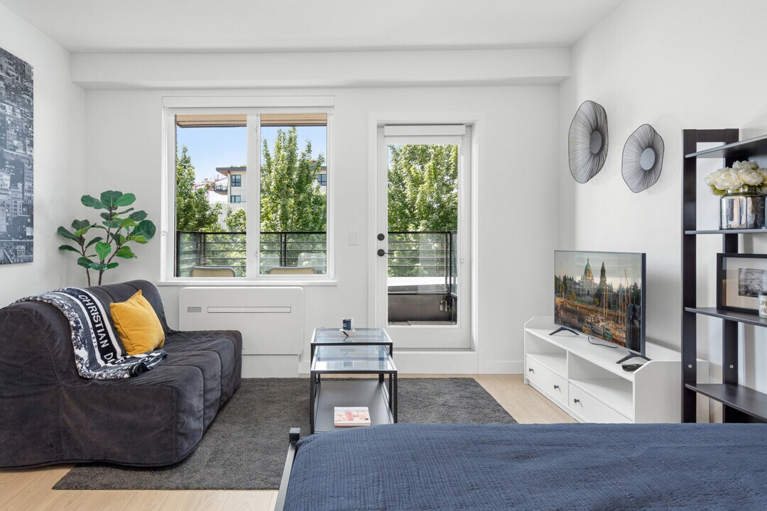 2450 Garden Dr in Vancouver, BC - Building Photo