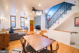 242 Fairmount Ave in Philadelphia, PA - Building Photo - Building Photo
