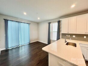 240 Parkwood Ave in Charlotte, NC - Building Photo - Building Photo