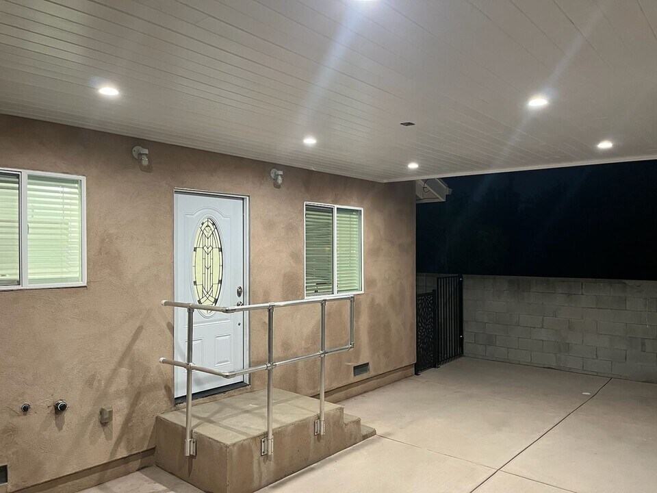 6845 Texhoma Ave in Los Angeles, CA - Building Photo