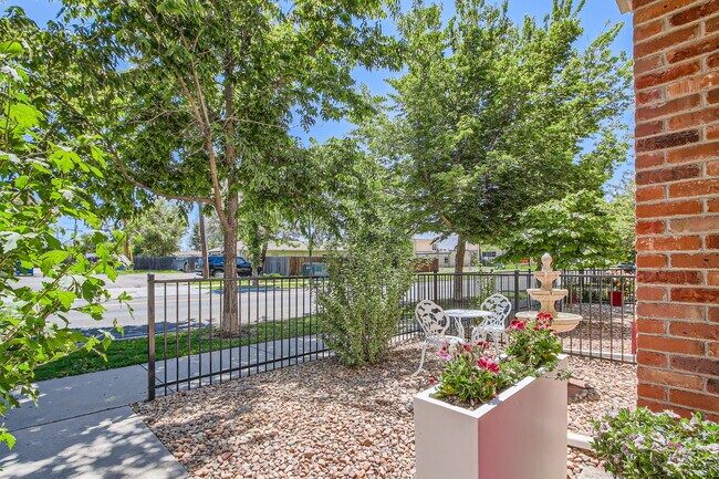7349 Lowell Blvd in Westminster, CO - Foto de edificio - Building Photo