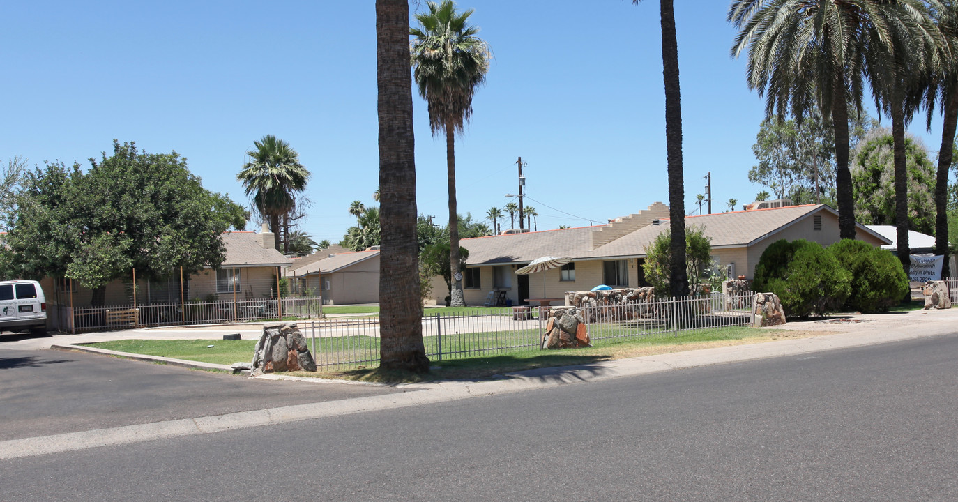 Wells Apartments in Phoenix, AZ - Building Photo