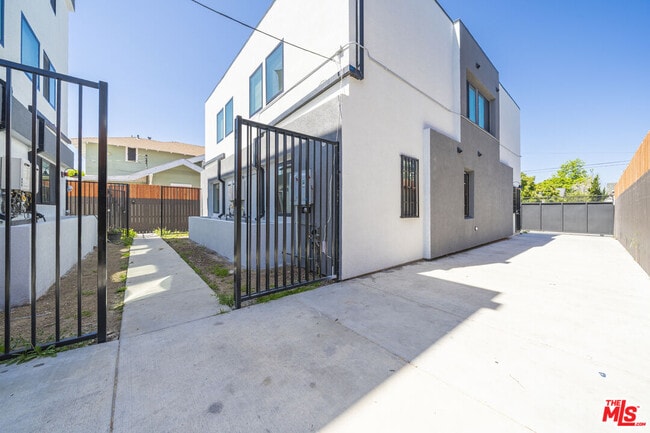 4110 1/2 Normandie Ave in Los Angeles, CA - Building Photo - Building Photo