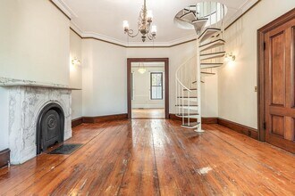 325 K St, Unit 1 in Boston, MA - Foto de edificio - Building Photo