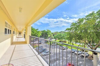 2751 N Palm Aire Dr in Pompano Beach, FL - Building Photo - Building Photo