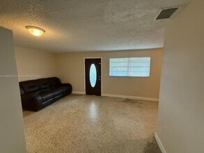 3091 NW 30th St in Miami, FL - Building Photo - Building Photo