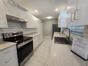 3201 SE Hibiscus St in Stuart, FL - Building Photo - Building Photo