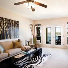 Island on Lake Travis in Lago Vista, TX - Foto de edificio - Building Photo