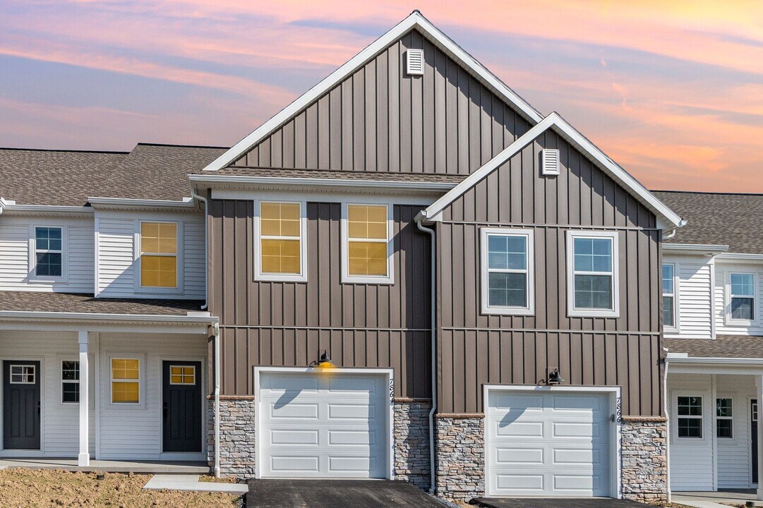 7864 Oak Brook Dr in Harrisburg, PA - Building Photo