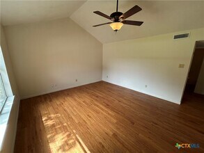 1324 S Mesquite Ave in New Braunfels, TX - Building Photo - Building Photo
