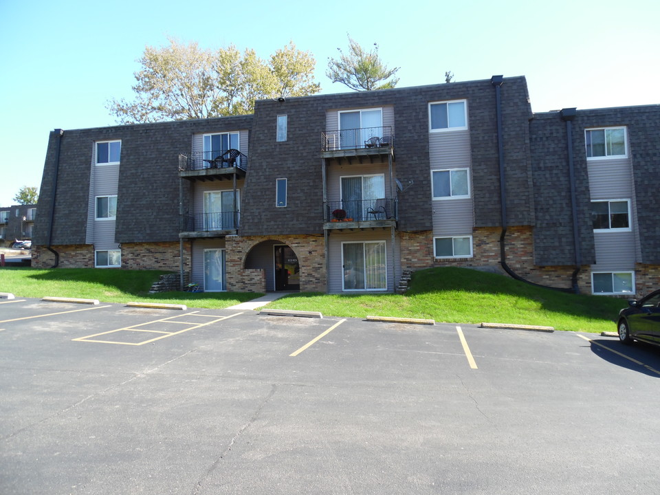 Glenbrook Apartments in Peoria, IL - Building Photo