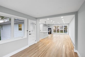 2100 Beverly Way in Merrick, NY - Building Photo - Building Photo