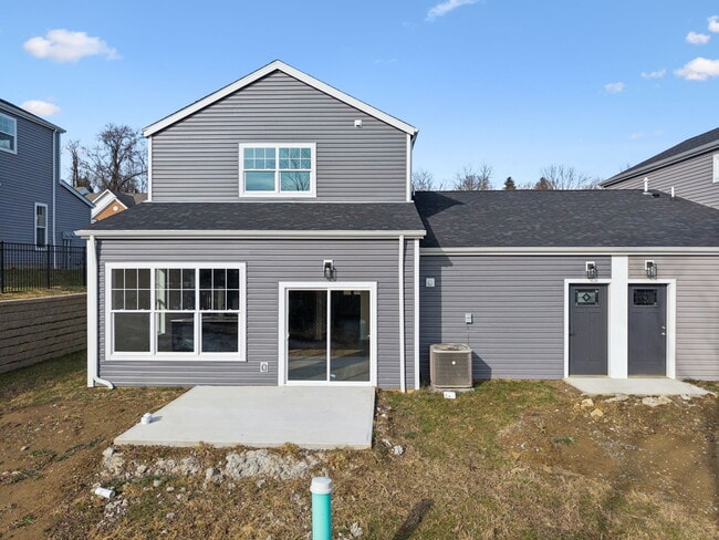 2215 Lebanon Dr in McKeesport, PA - Foto de edificio - Building Photo