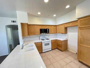 310 E McCoy Ln in Santa Maria, CA - Foto de edificio - Building Photo
