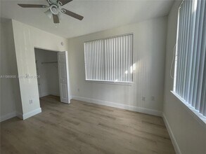 6821 SW 44th St in Miami, FL - Building Photo - Building Photo