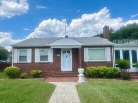 300 E Pine St in Graham, NC - Building Photo