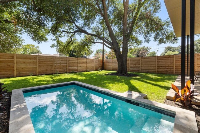 2305 Southern Oaks Dr in Austin, TX - Building Photo - Building Photo