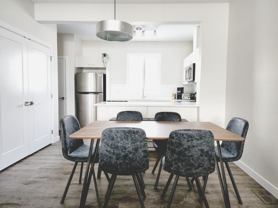 13020-13113 113 Ave NW in Edmonton, AB - Building Photo