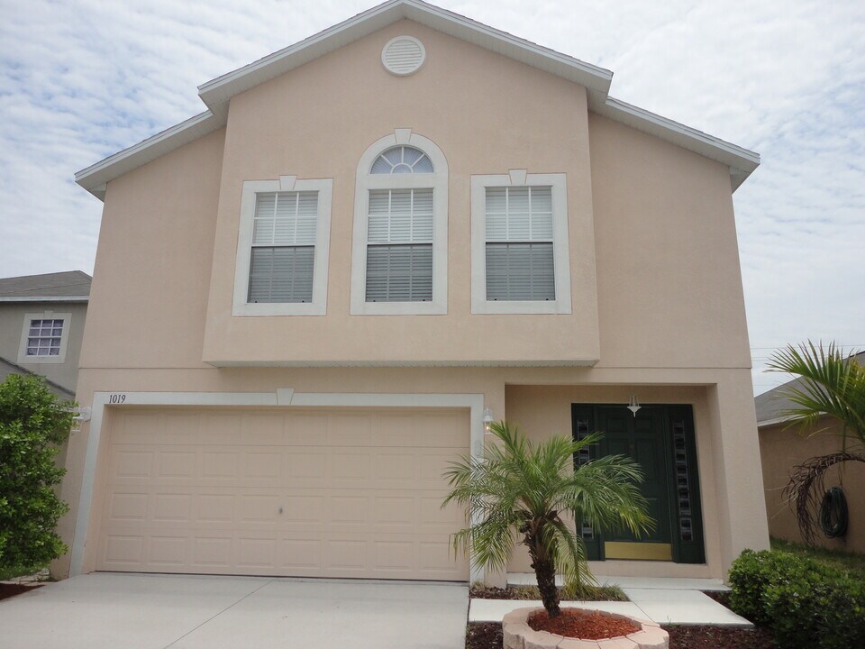 1019 Brenton Leaf Dr in Ruskin, FL - Foto de edificio