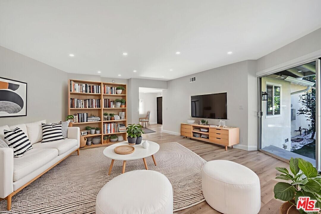 23153 Gonzales Dr in Los Angeles, CA - Building Photo