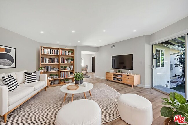 23153 Gonzales Dr in Los Angeles, CA - Building Photo - Building Photo