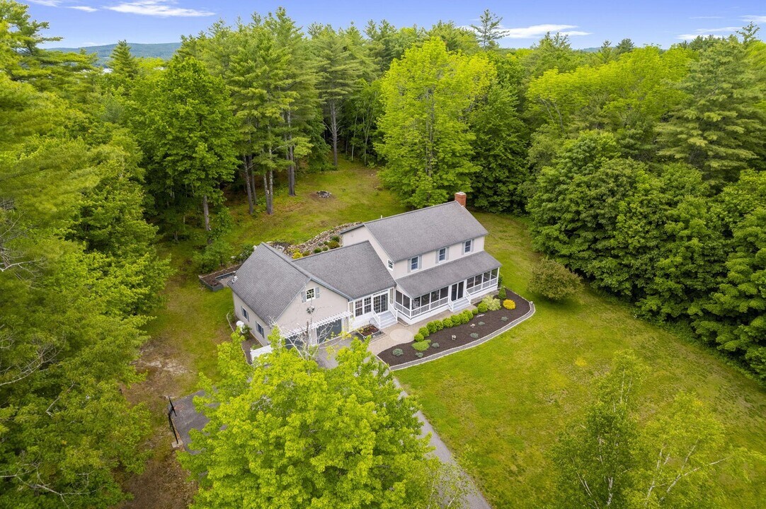 9 Hoyt Dr in Monmouth, ME - Foto de edificio