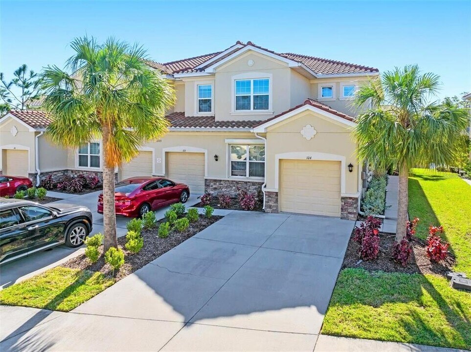 8323 Enclave Way in Sarasota, FL - Building Photo