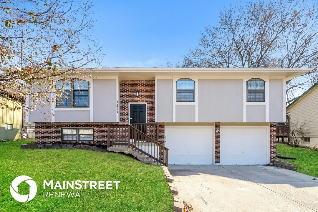 1417 N Blue Mills Rd in Independence, MO - Building Photo