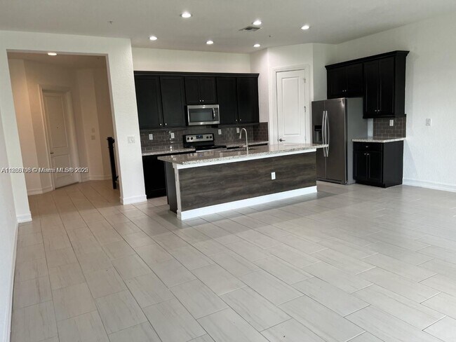 11539 SW 13th Dr in Pembroke Pines, FL - Building Photo - Building Photo
