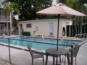 Pebble Court Apartments in Ft. Myers, FL - Foto de edificio - Building Photo