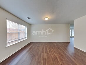 622 Oak Hill Dr in Kemah, TX - Building Photo - Building Photo