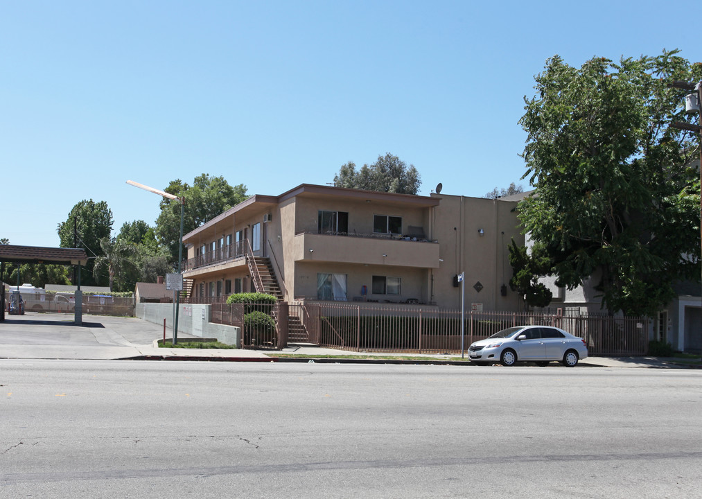 13730 Vanowen St in Van Nuys, CA - Building Photo