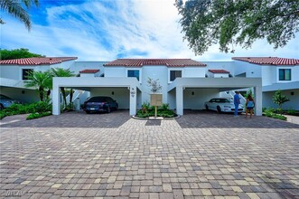 583 Beachwalk Cir in Naples, FL - Foto de edificio - Building Photo