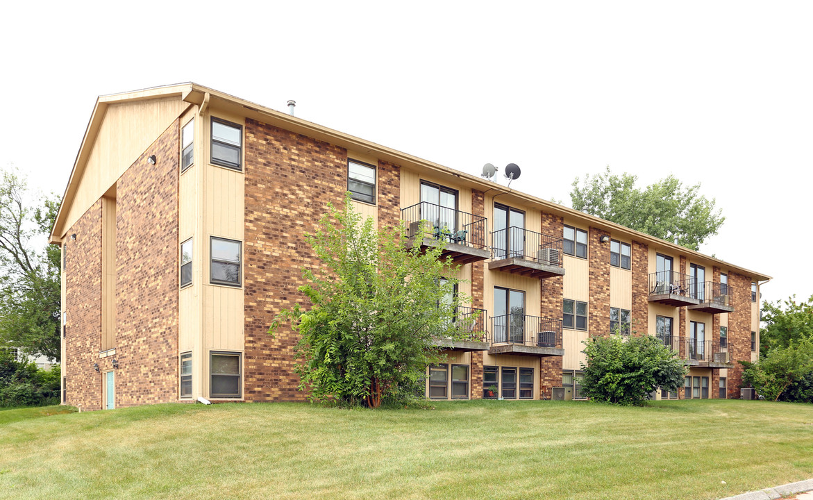 Adel Village Apartments in Adel, IA - Foto de edificio