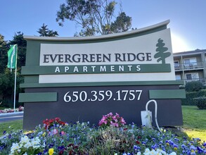 Evergreen Ridge Apartments in San Bruno, CA - Foto de edificio - Building Photo