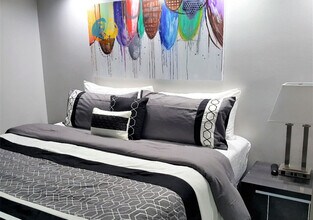 5225 Collins Ave in Miami, FL - Building Photo - Building Photo
