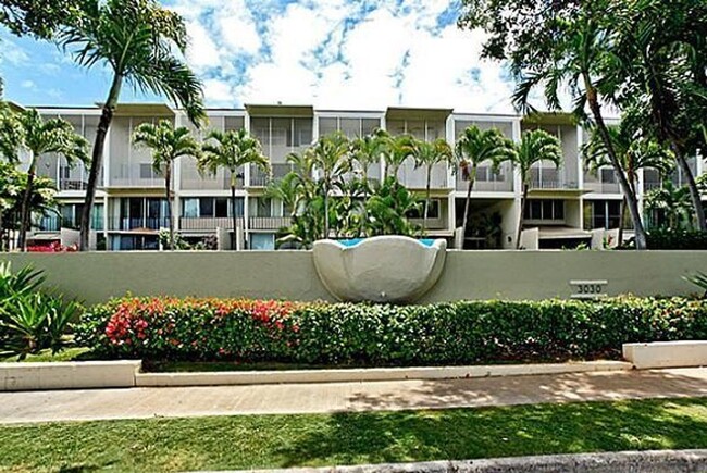 3030 Pualei Cir in Honolulu, HI - Building Photo - Building Photo