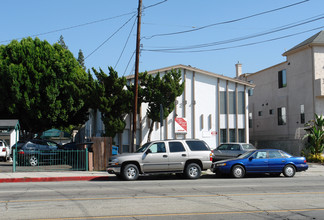 5934 Woodman Ave in Van Nuys, CA - Building Photo - Building Photo