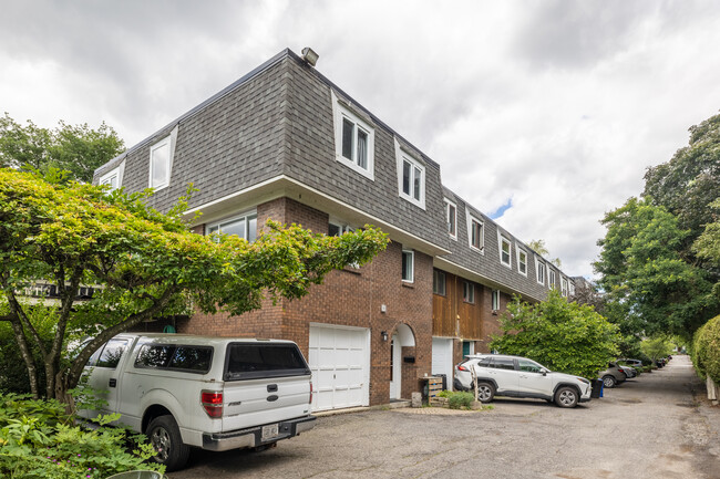 2 Rideau River Ln in Ottawa, ON - Building Photo - Primary Photo