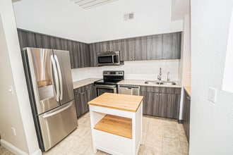 2320 W Azeele St, Unit 311 in Tampa, FL - Building Photo - Building Photo