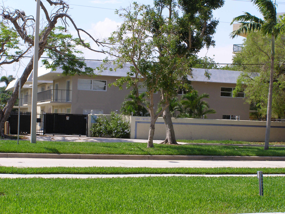 1950 Brickell Ave in Miami, FL - Building Photo