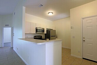 4117 Bellasol Cir in Ft. Myers, FL - Foto de edificio - Building Photo