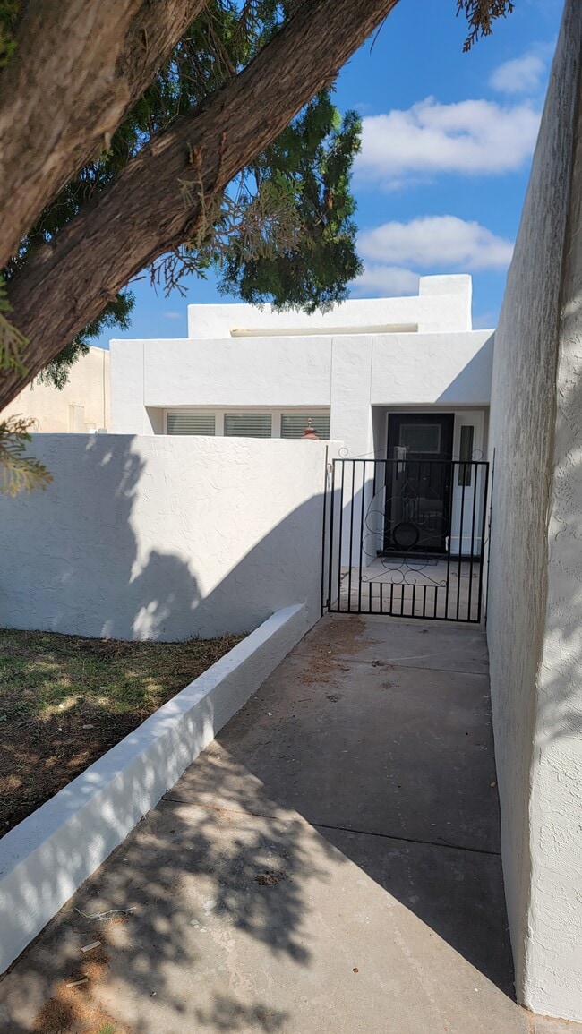 1906 Mountain Shadow Dr in Carlsbad, NM - Building Photo - Building Photo