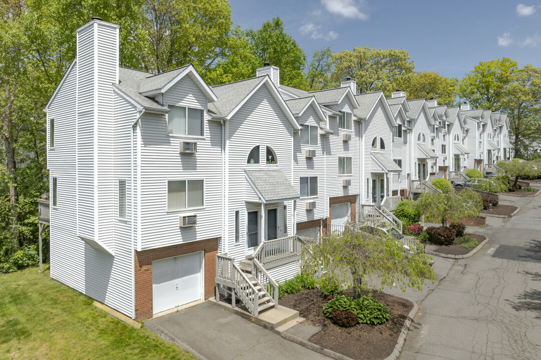 Oronoke Ridge Condominiums in Waterbury, CT - Building Photo