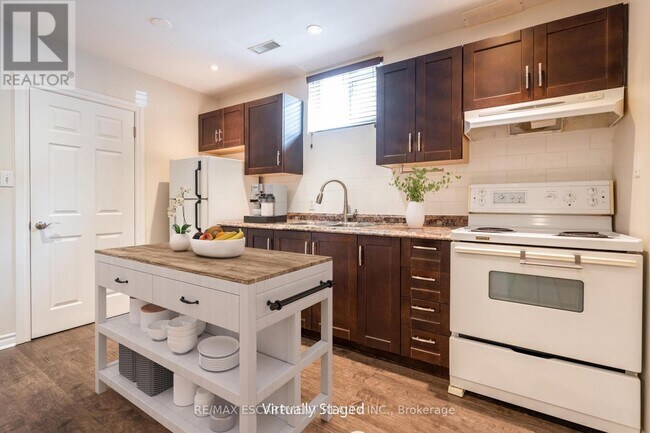 2400 Whaley Dr in Mississauga, ON - Building Photo - Building Photo