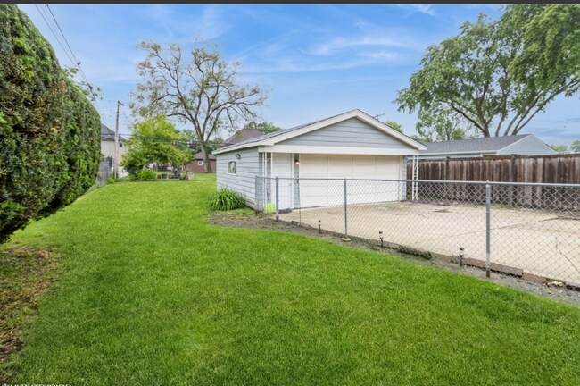 566 W Babcock Ave in Elmhurst, IL - Foto de edificio - Building Photo