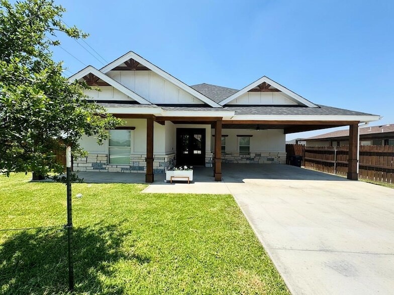 2301 Lemonwood St in Eagle Pass, TX - Foto de edificio