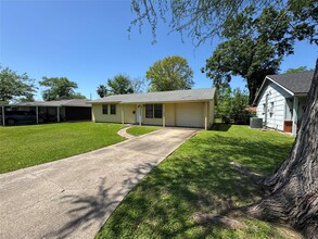 705 N 12th St in La Porte, TX - Foto de edificio - Building Photo