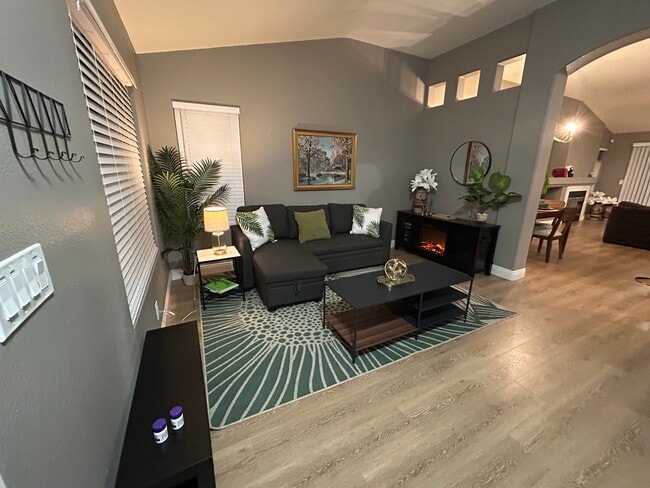 5549 Grand Prix Ct in Fontana, CA - Building Photo - Building Photo