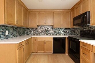 33 Jacqueline Rd in Waltham, MA - Building Photo - Building Photo